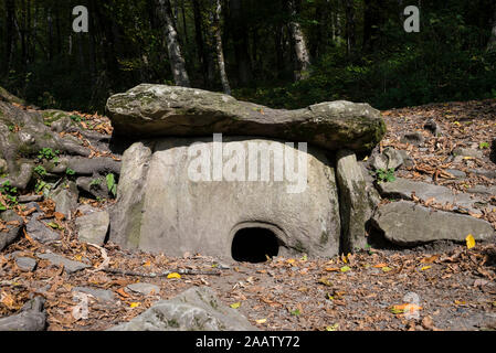 Dolmens dans la forêt près de la Pierre Saint Martin, Sochi, Russie. Par temps clair, le 26 octobre 2019 Banque D'Images