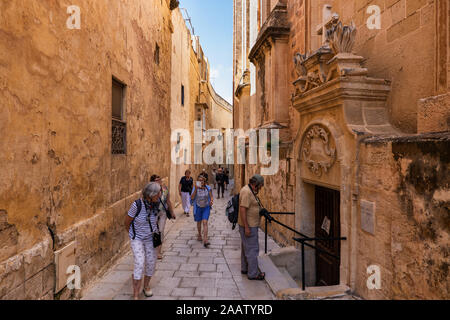 Mdina (Maltais : L-Mdina) - La ville silencieuse à Malte, ruelle de la vieille capitale avec groupe de touristes à visiter Banque D'Images