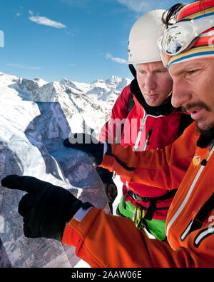 L'équipe de corde croissant pour montagne en haute région alpine du Monte Rosa en hiver