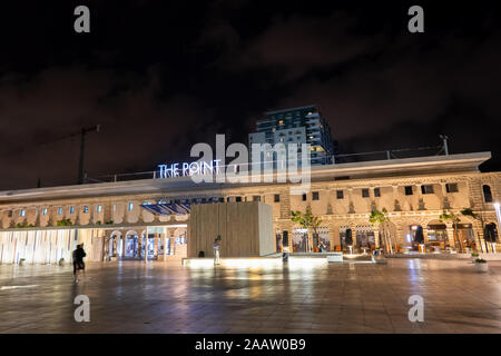 Le Point Shopping Mall de nuit dans la ville de Sliema, Malte, le plus grand centre commercial de Tigne Point Banque D'Images