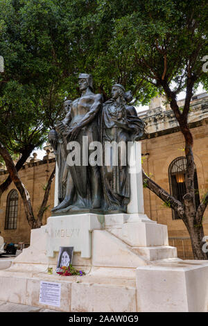 Le grand siège de Malte (Monument : Il-Monument Assedju tal-l-Kbir) dans la ville de La Valette, Malte, trois figures de bronze symbolisant la foi, courage et civi Banque D'Images