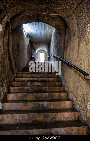 Passage souterrain creusé à l'intérieur d'un rocher avec des escaliers reliant la ville de La Valette à quai à Malte Banque D'Images