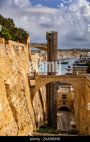 L'ascenseur Barrakka à Valletta, Malte, les transports publics de la ville pour le Grand Port, 58m de haut Banque D'Images