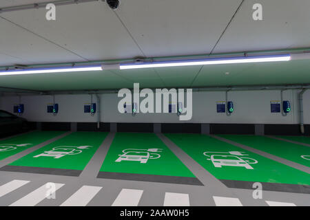 Véhicule électrique EV le parking de charge Banque D'Images