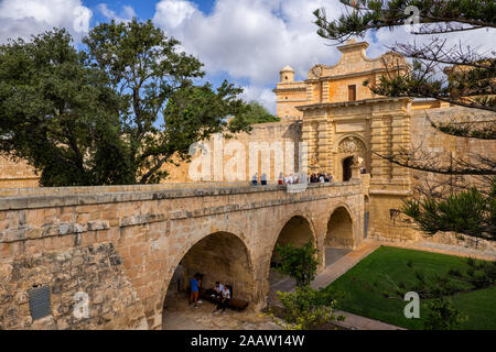 Mdina Gate (Maltais : tal-Il-Bieb Mdina) ou porte de Vilhena, pont en arc pour la ville de Mdina à Malte, monument de style baroque de 1724 Banque D'Images