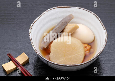 La nourriture japonaise, Oden dans un bol en céramique sur plateau en bois Banque D'Images