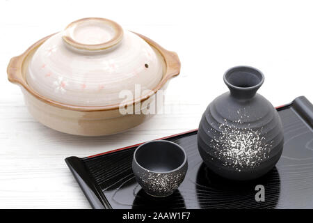 Souci de tasse traditionnelle japonaise et la bouteille sur fond blanc Banque D'Images