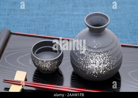 Souci de tasse traditionnelle japonaise et la bouteille sur le bac Banque D'Images