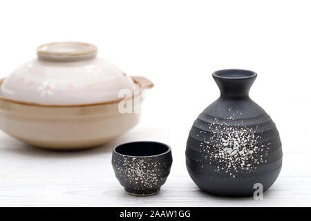 Souci de tasse traditionnelle japonaise et la bouteille sur fond blanc Banque D'Images