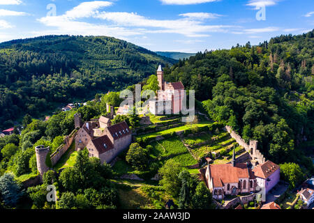 Vue aérienne de Zwingenberg château sur la montagne contre le ciel en ville, Hesse, Allemagne Banque D'Images