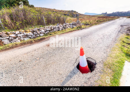 Cône de circulation dans le trou du pot sur route à l'île de Skye, Highlands, Scotland, UK Banque D'Images