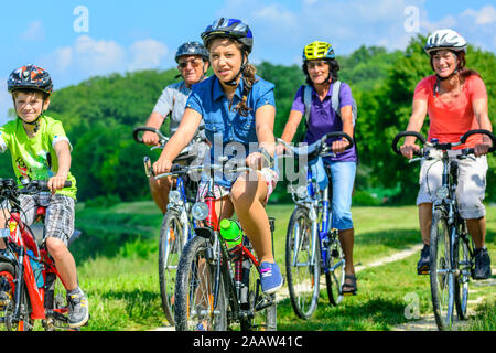 Trois générations de faire un tour à vélo dans la belle nature dans le sud de l'Allemagne Banque D'Images