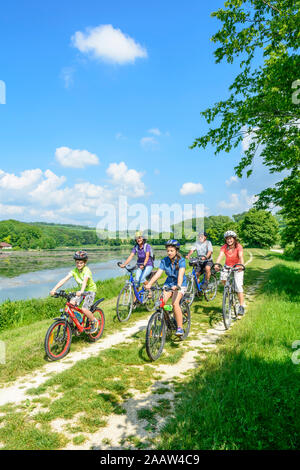 Trois générations de faire un tour à vélo dans la belle nature dans le sud de l'Allemagne Banque D'Images