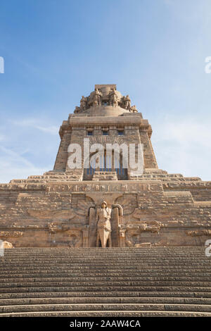 Low angle view of Völkerschlachtdenkmal contre sky à Leipzig au cours de journée ensoleillée, Saxe, Allemagne Banque D'Images