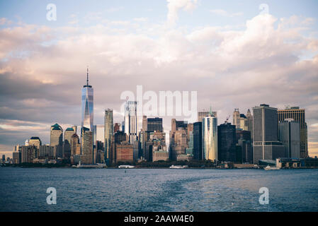 Skyline de New York vu du ferry pour Staten Island, États-Unis Banque D'Images