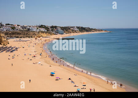 Vue panoramique de la plage de sable à Albufeira, Algarve, Portugal Banque D'Images