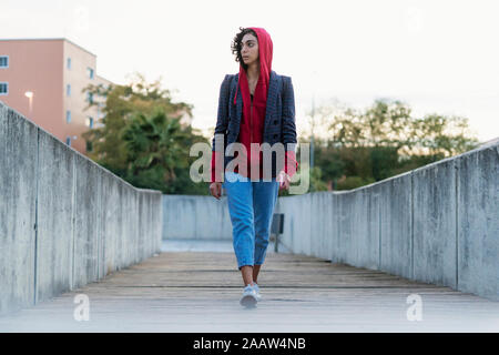 Portrait de jeune femme marche sur le pont à la recherche à distance Banque D'Images