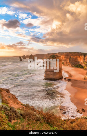 Les roches de la pile en mer contre ciel nuageux à douze Apôtres Marine National Park, Victoria, Australie Banque D'Images