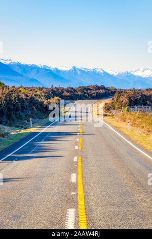 La diminution de la State Highway 94 contre ciel clair, Te Anau, île du Sud, Nouvelle-Zélande Banque D'Images