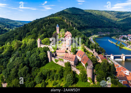 Vue aérienne de Zwingenberg château sur la montagne par la rivière Neckar, Hesse, Allemagne Banque D'Images