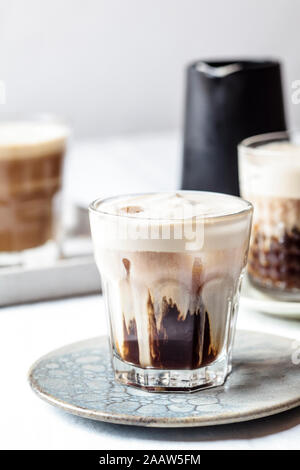 Espresso glacé avec une mousse de lait froid Banque D'Images