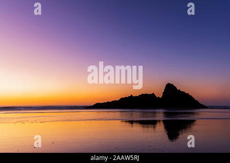 Vue panoramique sur mer contre ciel clair au crépuscule dans Auckland, Nouvelle-Zélande Banque D'Images