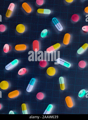 Directement au-dessus de shot of medicines sur papier graphique Banque D'Images