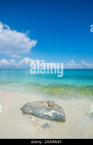 Vue panoramique de la plage de sable blanc à Ouvea, Îles Loyauté, Nouvelle-Calédonie Banque D'Images