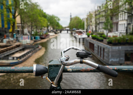 Pays-bas, Amsterdam, guidon de bicyclette stationnée le long du pont-canal Banque D'Images