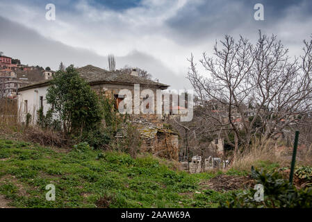 Le brouillard au-dessus de maisons traditionnelles dans le village de Milies Pelion Mountain.Grèce Banque D'Images