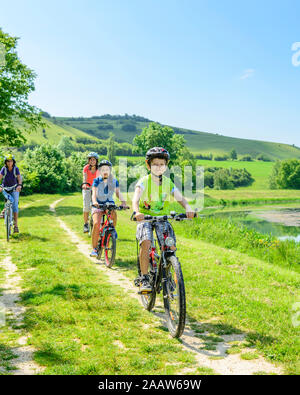 Trois générations de faire un tour à vélo dans la belle nature dans le sud de l'Allemagne Banque D'Images