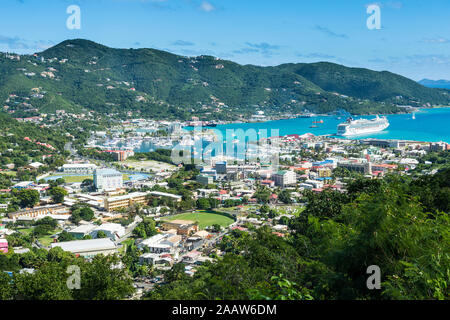 High angle view of Road Town against blue sky, Tortola, Îles Vierges Britanniques Banque D'Images