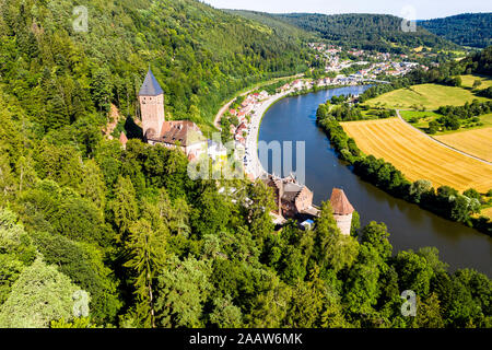 Vue aérienne de Zwingenberg château sur la montagne par la rivière Neckar, Hesse, Allemagne Banque D'Images