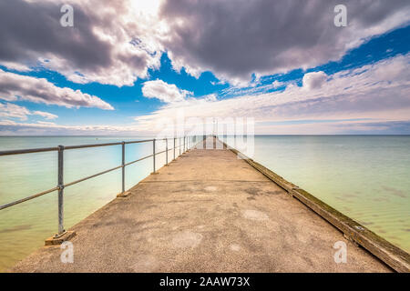 Sur la jetée de Dromana mer contre ciel nuageux, Victoria, Australie Banque D'Images