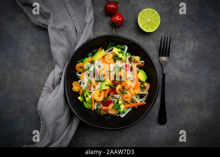 Tourné directement au-dessus de la cellophane noodles avec les crevettes et les légumes dans un bol sur la table Banque D'Images