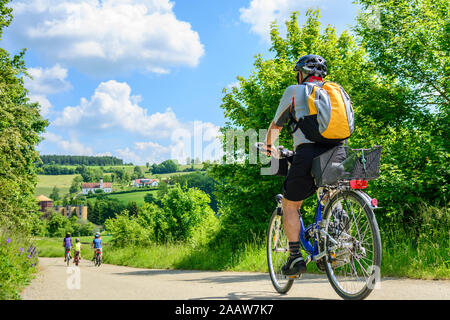 Trois générations de faire un tour à vélo dans la belle nature dans le sud de l'Allemagne Banque D'Images