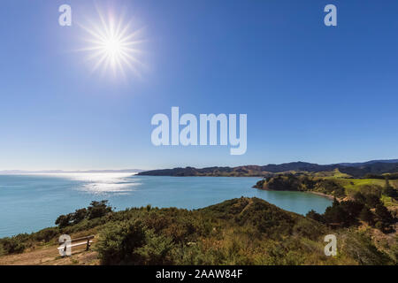 Vue panoramique sur la baie de Waitawa contre ciel bleu clair à Auckland, Nouvelle-Zélande Banque D'Images