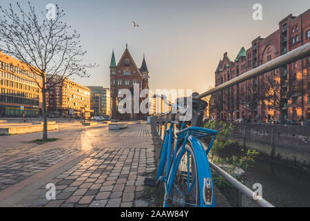 Location en stationnement sur trottoir contre Speicherstadt au coucher du soleil à Hambourg, Allemagne Banque D'Images