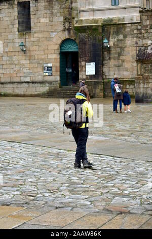 Pèlerins avec coquille Saint-Jacques, symbole du Camino de Santiago, sur la Plaza do Obradoiro en face de la cathédrale. Santiago de Compostela, Espagne. Le 23 novembre 201 Banque D'Images