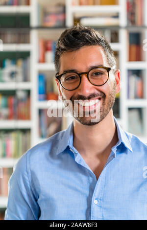 Portrait of laughing young man wearing glasses Banque D'Images
