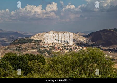 Vue sur les maisons en montagne contre ciel à Gangi, Sicile, Italie Banque D'Images