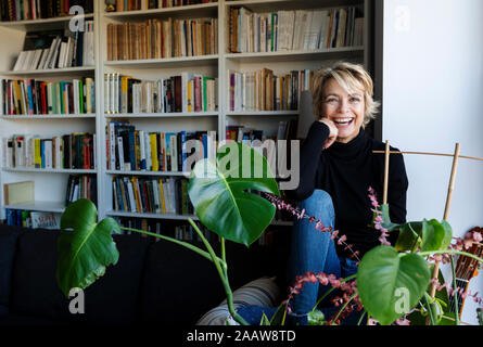 Portrait of happy young woman relaxing at home Banque D'Images