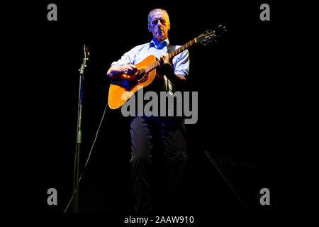 Australian auteur-compositeur-interprète, guitariste et critique musical, Robert Forster effectue sur scène à Passos Manuel à Porto. Banque D'Images