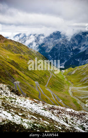 Route sinueuse, col du Stelvio, Trentino-Alto Adige, Italie Banque D'Images