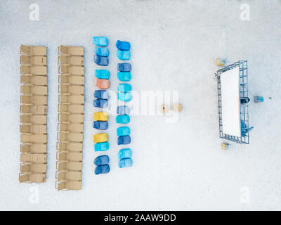 Drone abattu des chaises avec écran de projection organisée à Gili-Air dans l'île de Bali, Indonésie Banque D'Images