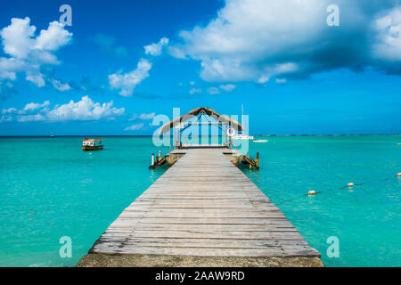 Point de vue de la diminution de la mer des Caraïbes sur la jetée à Pigeon Point beach, Tobago Banque D'Images