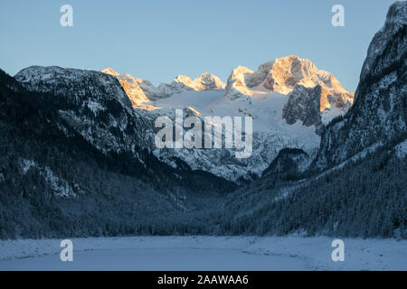 Lac Winterwonderland Gosau. Mont Dachstein recevant les derniers rayons du jour les sommets de bronzage et le sommet d'une belle couleur rouge-orange. Banque D'Images