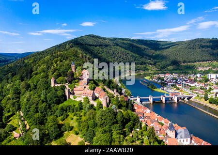 Vue aérienne de Zwingenberg château sur la montagne par la rivière Neckar, Hesse, Allemagne Banque D'Images