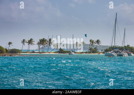 Voiliers ancrés à la baie salée contre ciel, Mayreau, Tobago Cays, Grenadines, Saint Vincent et les Grenadines, Antilles Banque D'Images