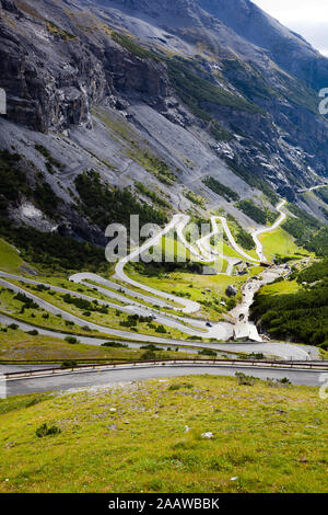 Route sinueuse, col du Stelvio, Trentino-Alto Adige, Italie Banque D'Images